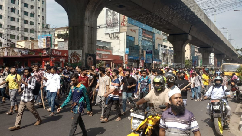 ন্যূনতম ৩০ হাজার টাকা বেতনের দাবিতে মিরপুরে পোশাক শ্রমিকদের বিক্ষোভ, অবরোধ