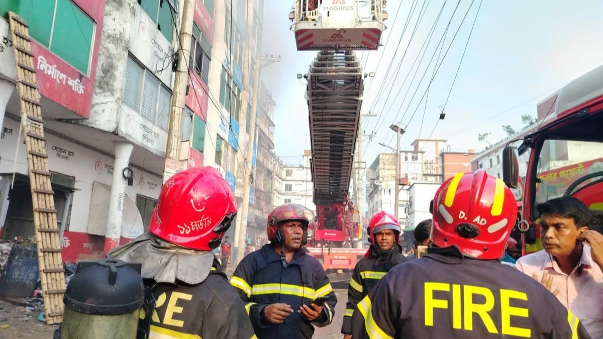 আগুন নেভানোর কাজ করছেন ফায়ার সার্ভিসের কর্মীরা। ছবি: সংগৃহীত