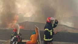 গাজীপুরে পোশাক কারখানার আগুন সাড়ে ৩ ঘণ্টার চেষ্টায় নিয়ন্ত্রণে