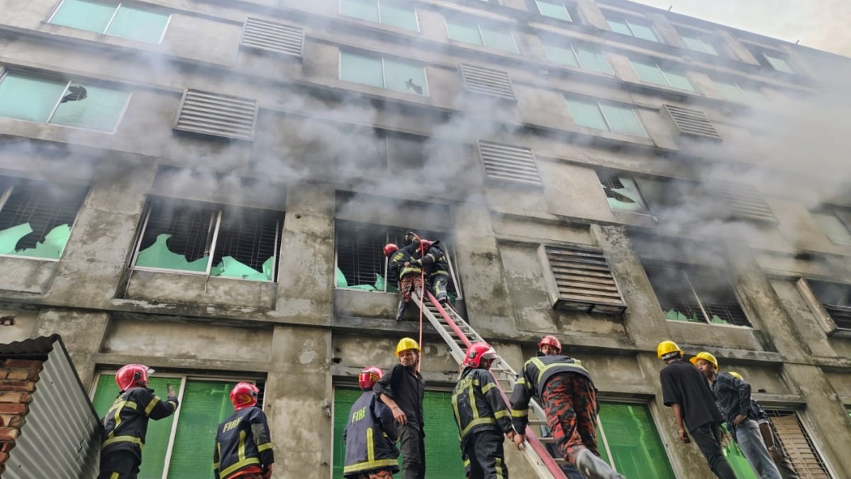 গাজীপুরে পোশাক কারখানার আগুন সাড়ে ৩ ঘণ্টা পর নিয়ন্ত্রণে