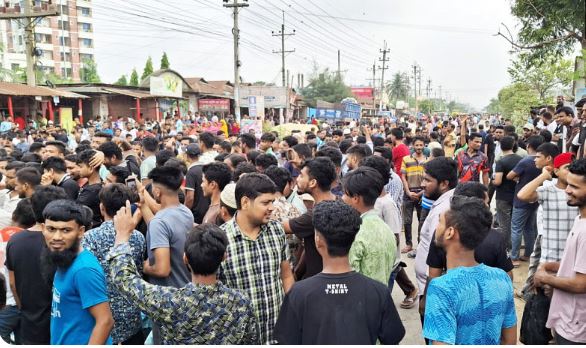 ১০ দফা দাবিতে গাজীপুরে সড়ক অবরোধ, শ্রমিকদের ছত্রভঙ্গ করল পুলিশ