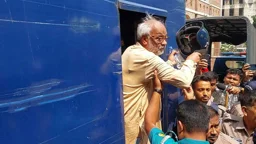হেলমেট ছুঁড়ে ফেলে আখতারুজ্জামান বললেন— ‘অবৈধ অর্ডার মানি না’
