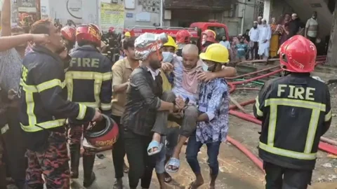 বিকেল ৩টার দিকে ডেগেরচালা ফকির মার্কেট এলাকার মেট্রিক্স গার্মেন্টসের আটতলা ভবনে আগুন লাগে।