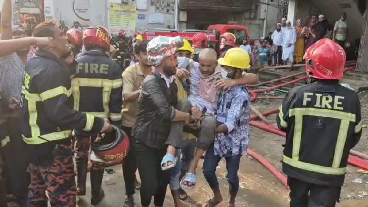 গাজীপুরে পোশাক কারখানায় আগুন, ধোঁয়ায় অসুস্থ ৭০ শ্রমিক উদ্ধার
