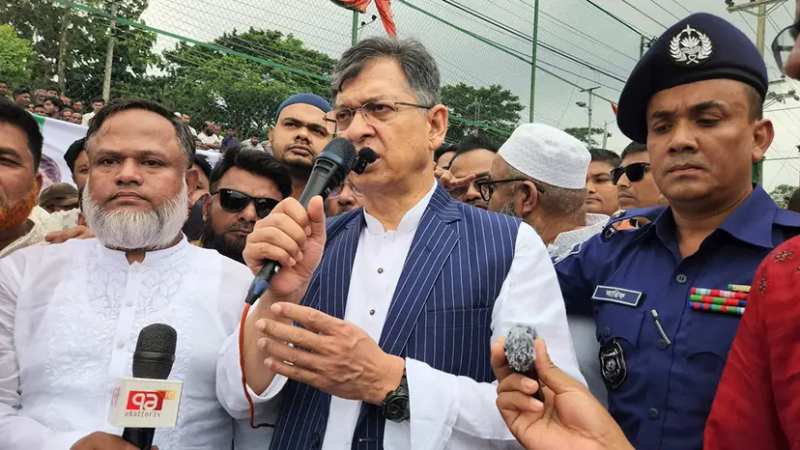 Government and private initiatives to assist flood victims continue