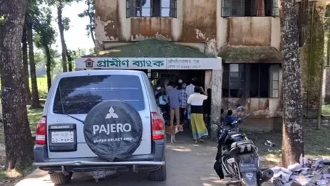 গ্রামীণ ব্যাংকের কার্যালয়ে আগুন— পুড়ল নথি, পেট্রোলের বোতল উদ্ধার