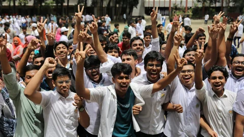এইচএসসিতে ছাত্রদের অর্ধেকেরও বেশি ফেল, ছাত্রীদের ৪৩.৬৯ শতাংশ