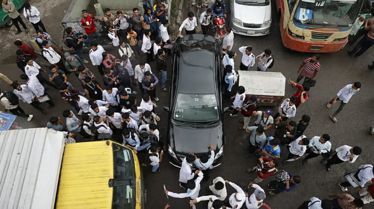 HSC candidates block road in Science Lab, prepare for 'Long March'