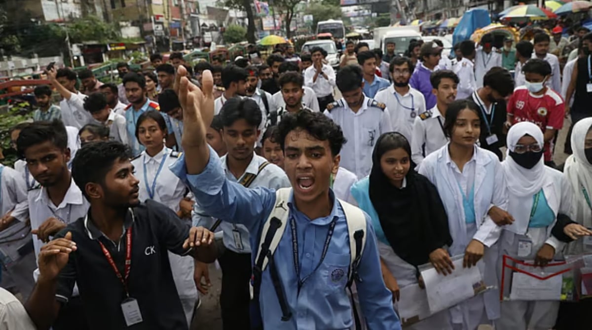 Students march from Science Lab toward Secretariat as part of 'Long March'