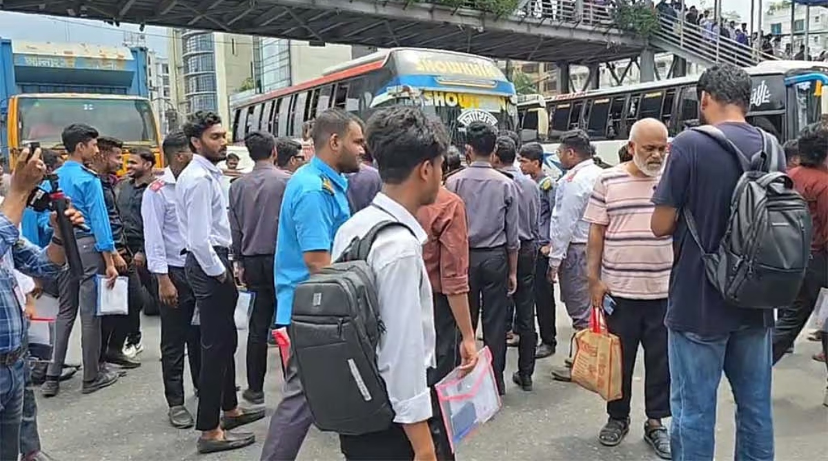 HSC candidates block road in Uttara, prepare for 'Long March'