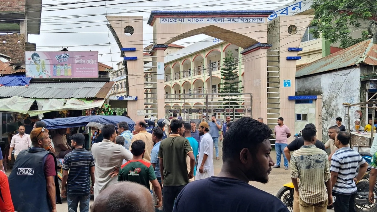 ভাঙচুরের খবর পেয়ে ফাতেমা মতিন মহিলা কলেজে পুলিশ মোতায়ন করা হয়। ছবি: সংগৃহীত