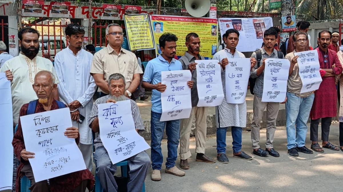 বিভিন্ন দাবি সংবলিত প্ল্যাকার্ড প্রদর্শন করেন বিক্ষোভ সমাবেশে অংশগ্রহণকারীরা। ছবি: সংগৃহীত