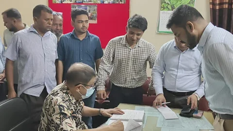 বুধবার সকালে কুমিল্লার মুরাদনগর উপজেলা স্বাস্থ্য কমপ্লেক্স পরিদর্শনে গিয়ে বিভিন্ন বিষয় পর্যবেক্ষণ করেন স্বাস্থ্যমন্ত্রী সরদার মো. সাখাওয়াত হোসেন। ছবি: সংগৃহীত