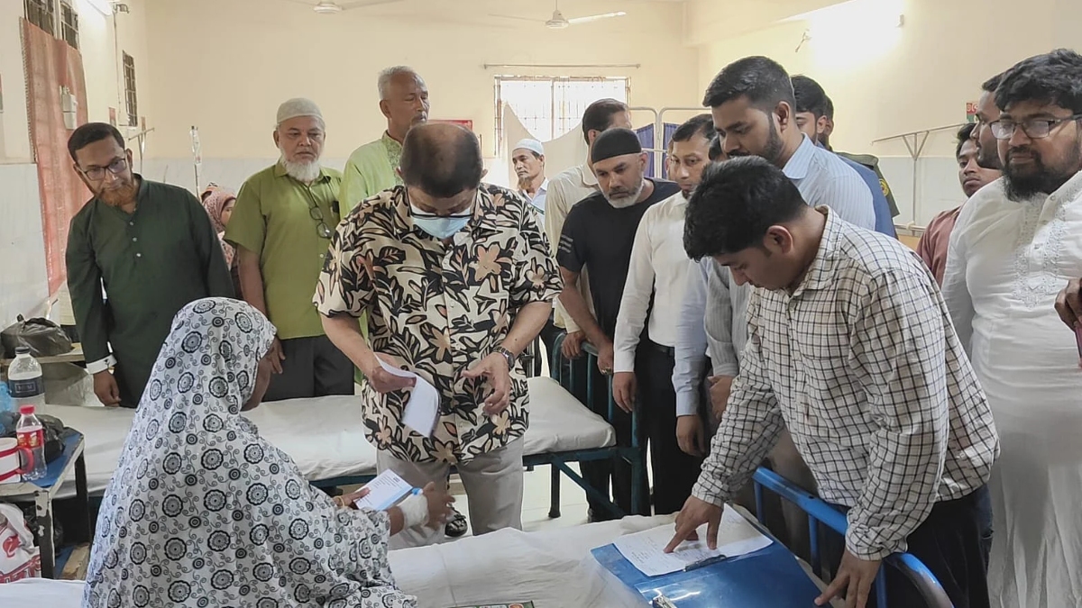মুরাদনগর উপজেলা স্বাস্থ্য কমপ্লেক্স পরিদর্শনে গিয়ে রোগীদের সঙ্গে কথা বলছেন স্বাস্থ্যমন্ত্রী সরদার মো. সাখাওয়াত হোসেন। ছবি: সংগৃহীত