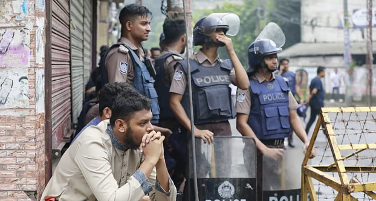 ঢাকায় আলিয়া মাদরাসার সামনে পুলিশের ব্যারিকেড, হল তালাবদ্ধ