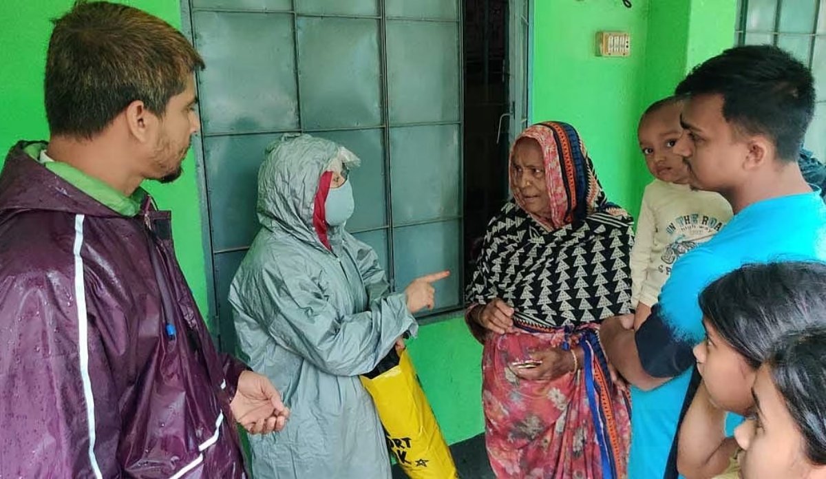 মঙ্গলবার রাত থেকেই দুর্গতরা প্রশাসন নির্ধারিত বিভিন্ন সরকারি বিদ্যালয়ে আশ্রয় নিতে শুরু করেন। ছবি: সংগৃহীত