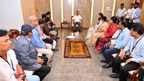 বুধবার বিকেলে সচিবালয়ে প্রধানমন্ত্রীর কার্যালয়ে হিন্দু ও বৌদ্ধ সম্প্রদায়ের প্রতিনিধিদের সঙ্গে মতবিনিময় সভায় কথা বলেন প্রধানমন্ত্রী তারেক রহমান। ছবি: পিএমও