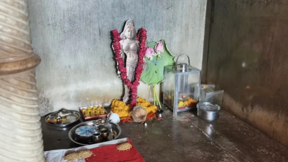 ভোজশালা কমপ্লেক্স প্রাঙ্গণে একটি হিন্দু দেবীর মূর্তি স্থাপন করা হয়েছে। ছবি: আল জাজিরা