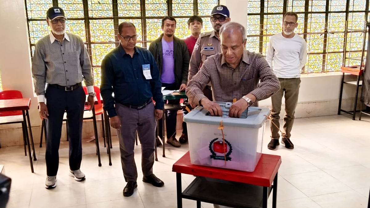 ভোট দিয়েছেন স্বরাষ্ট্র উপদেষ্টা