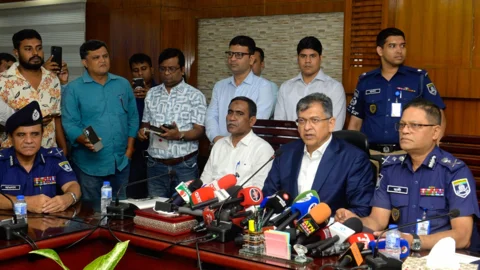 প্রেস ব্রিফিংয়ে কথা বলেন স্বরাষ্ট্রমন্ত্রী সালাহউদ্দিন আহমদ। ছবি: সংগৃহীত