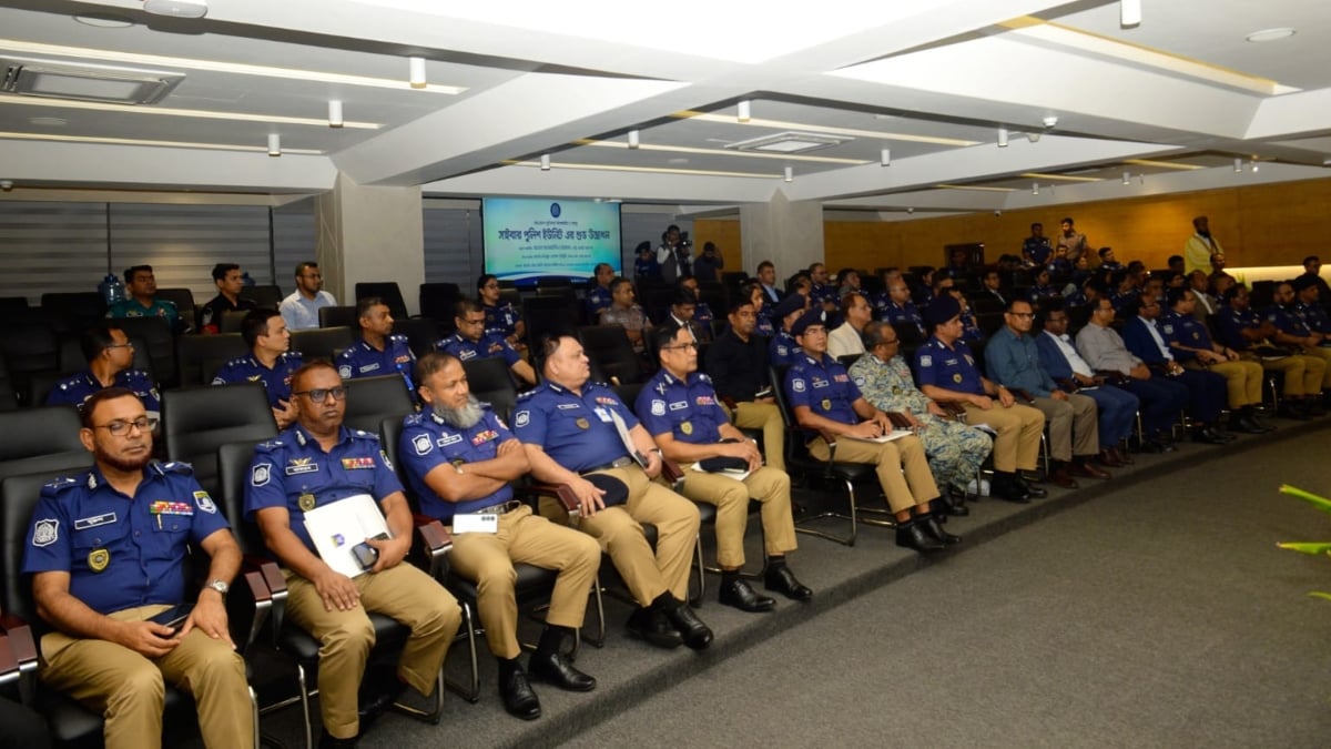 ‘সাইবার পুলিশ ইউনিটে’র আনুষ্ঠানিক উদ্বোধন অনুষ্ঠানে উপস্থিত পুলিশ সদস্যরা। ছবি: সংগৃহীত