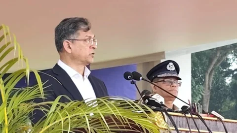 বৃহস্পতিবার রাজশাহীর সারদায় বাংলাদেশ পুলিশ একাডেমির ঐতিহাসিক প্যারেড গ্রাউন্ডে এক অনুষ্ঠানে প্রধান অতিথির বক্তব্য দেন স্বরাষ্ট্রমন্ত্রী সালাহউদ্দিন আহমদ। ছবি: সংগৃহীত