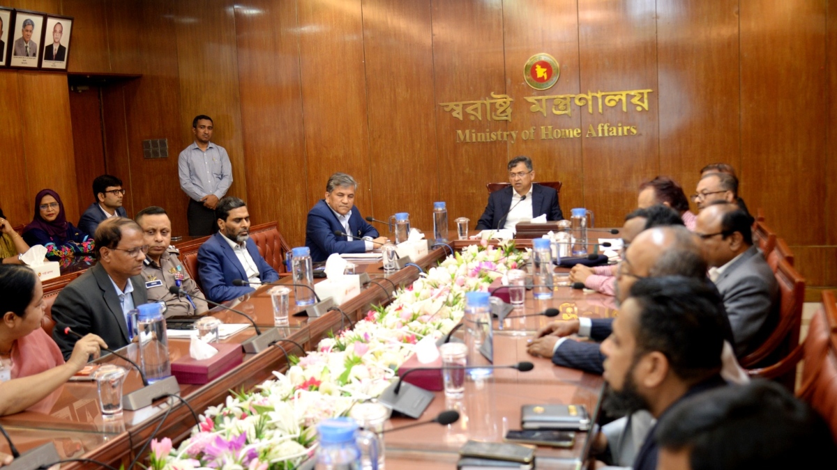 কোনো অবৈধ তদবির চলবে না— প্রথম দিনেই হুঁশিয়ারি স্বরাষ্ট্রমন্ত্রীর