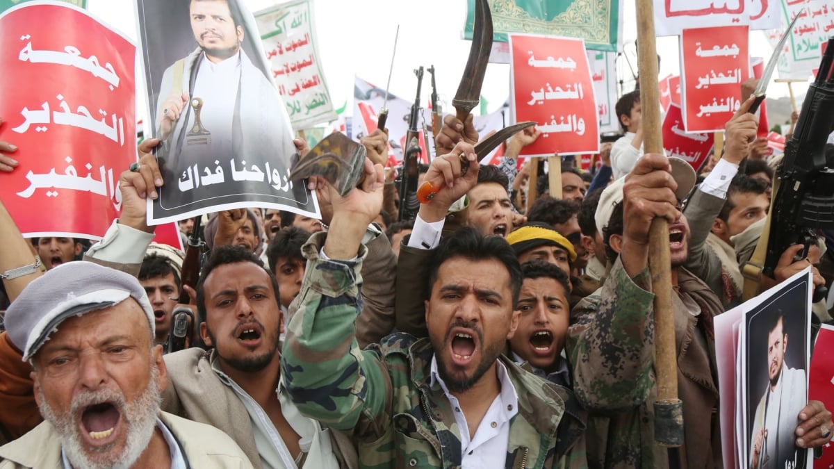 Houthis threaten to attack shipping tankers if they use Saudi Arabian ports on Red Sea