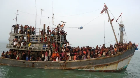২০১৫ সালের অভিবাসন সংকটের সময় মিয়ানমার ও বাংলাদেশ থেকে বিপজ্জনক নৌযাত্রায় বেঁচে ফেরা রোহিঙ্গা ও অন্যান্য অভিবাসী। ফাইল ছবি: সংগৃহীত