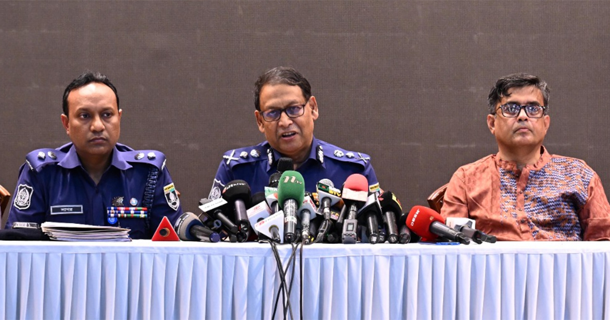 পুলিশ সপ্তাহ সামনে রেখে সোমবার ফরেন সার্ভিস একাডেমিতে সাংবাদিকদের ব্রিফ করেন আইজিপি বাহারুল আলম। ছবি: প্রধান উপদেষ্টার দপ্তর