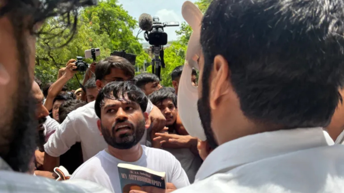 বিক্ষোভ সমাবেশে ‘ককরোচ জনতা পার্টি’র নেতা অভিজিৎ দিপকেকে ঘিরে ভিড় করছেন সমর্থকরা। ছবি: আল-জাজিরা