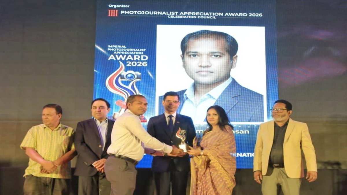 ইম্পেরিয়াল ফটো সাংবাদিকতা সম্মাননা প্রদান অনুষ্ঠানে অন‍্যানদের সঙ্গে পুরস্কার গ্রহণ করেন ফটোসাংবাদিক মো. হাসান। ছবি: সংগৃহীত