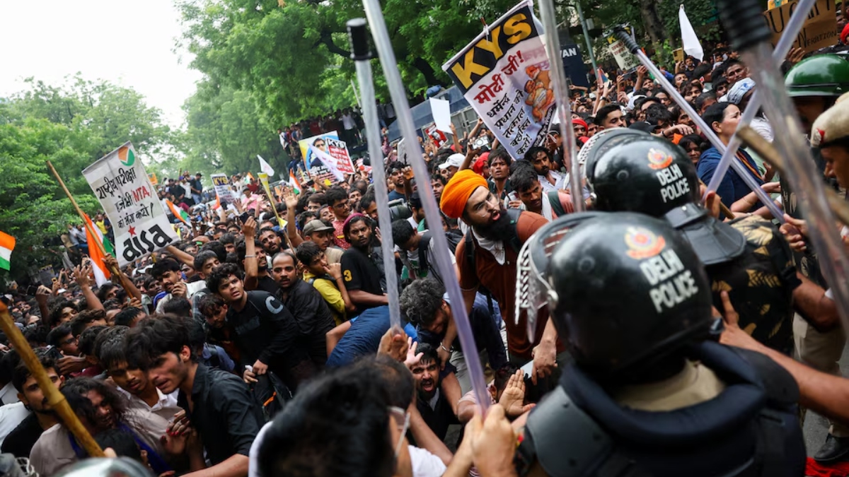 নিট পরীক্ষার প্রশ্নপত্র ফাঁসের ঘটনায় শিক্ষামন্ত্রী ধর্মেন্দ্র প্রধানের পদত্যাগের দাবিতে বিক্ষোভ করেন ককরোচ জনতা পার্টির (সিজেপি) সমর্থকরা। এ সময় বিক্ষোভকারীদের সঙ্গে পুলিশের সংঘর্ষ হয়। ছবি: রয়টার্স