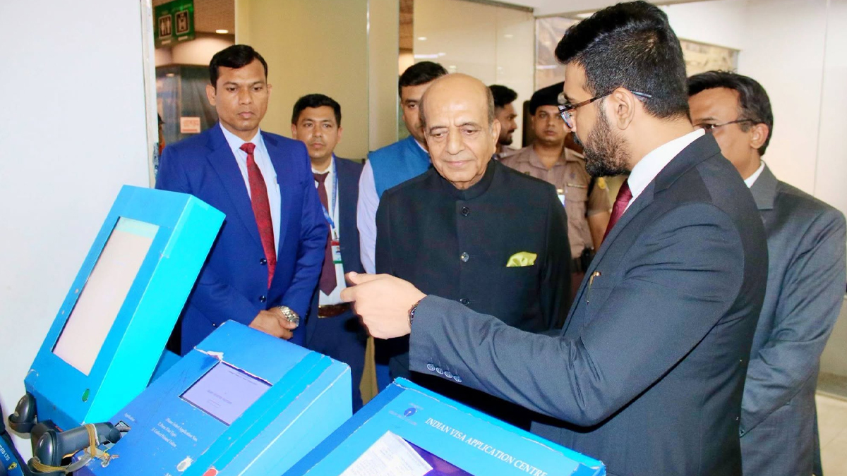 গত বৃহস্পতিবার ঢাকার যমুনা ফিউচার পার্কে ভারতের ভিসার অ্যাপ্লিকেশন সেন্টার পরিদর্শন করেন বাংলাদেশে নিযুক্ত ভারতের নতুন হাইকমিশনার দীনেশ ত্রিবেদী। ছবি: ভারতীয় হাইকমিশন