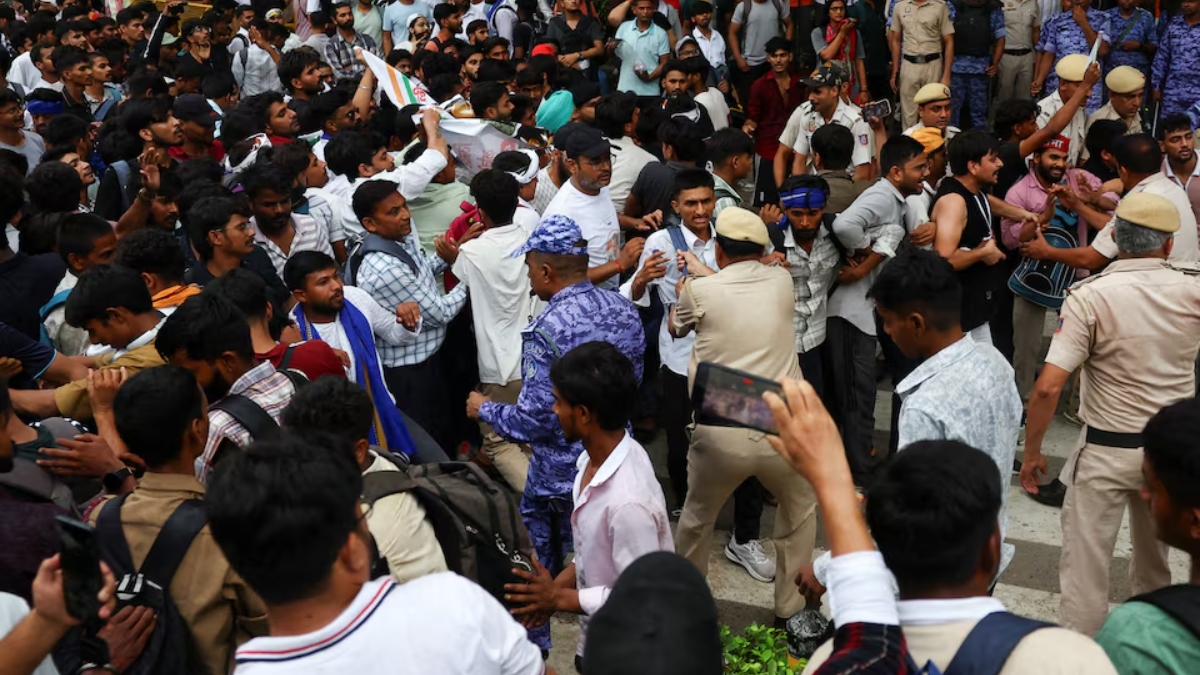 যন্তর মন্তর থেকে সংসদ অভিমুখে ককরোচ জনতা পার্টির ঘোষিত পদযাত্রা শুরুর আগে জড়ো হওয়া সমর্থকদের আটকে দিচ্ছে পুলিশ। ছবি: রয়টার্স