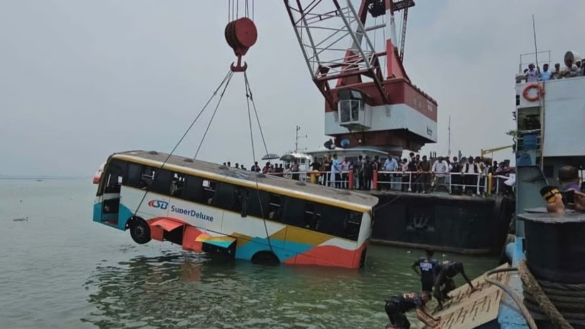 দৌলতদিয়া ফেরিঘাটে বাস নদীতে: কারণ অনুসন্ধানে তদন্ত কমিটি