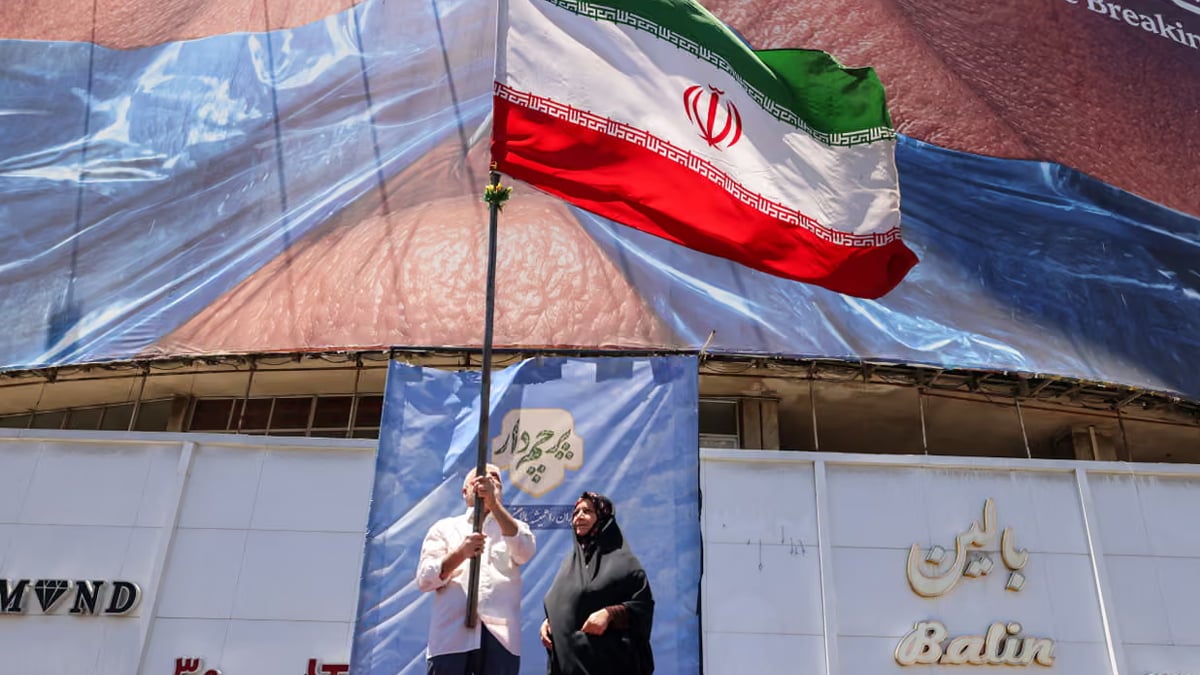 Iran-Flag-At-Tehran-Valiasr-Square-29-05-2026