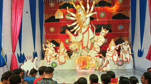 ময়মনসিংহের ঈশ্বরগঞ্জে উদ্যোগী যুবসংঘের মণ্ডপে ১৪ ফুট উচ্চতার দেবী দুর্গার প্রতিমা। ছবি: রাজনীতি ডটকম