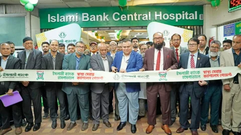ইসলামী ব্যাংক হাসপাতালে কিউআরভিত্তিক পেমেন্ট ব্যবস্থা উদ্বোধন করেন ইসলামী ব্যাংকের চেয়ারম্যান মো. জহির হোসেন। ছবি: সংগৃহীত
