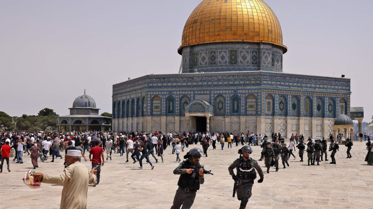 Israeli-forces-attacked-Muslim-worshippers-attempting-to-perform-Eid-al-Fitr-prayers-at-Al-Aqsa-Mosq