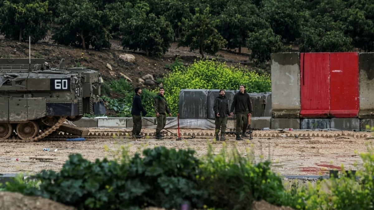 Israeli-soldiers-react-as-air-raid-warning-sirens-sound-in-northern-Israel-21-03-2026 (3)