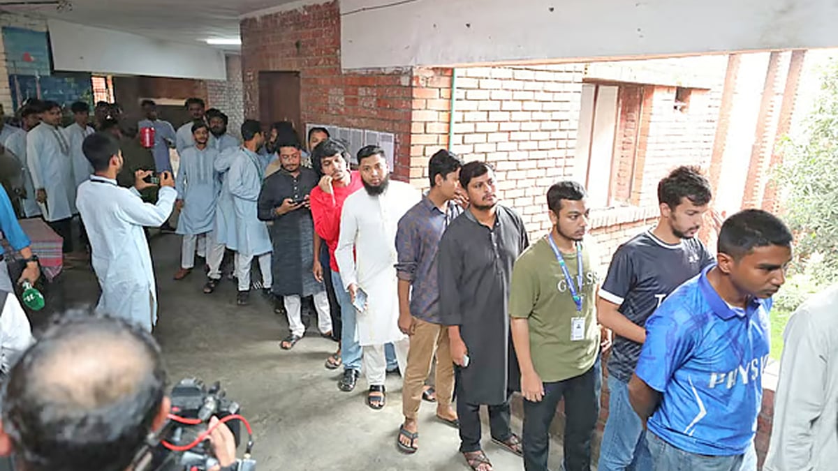 JUCSU-Male-Voters-In-Line-11-09-2025