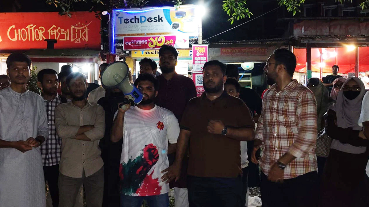 শিক্ষক নিয়োগের কর্তৃত্ব ম্যানেজিং কমিটির কাছে দেওয়ার প্রতিবাদে সোমবার রাতে বিক্ষোভ মিছিল করে জাহাঙ্গীরনগর বিশ্ববিদ্যালয় কেন্দ্রীয় শিক্ষার্থী সংসদ (জাকসু)। ছবি: সংগৃহীত