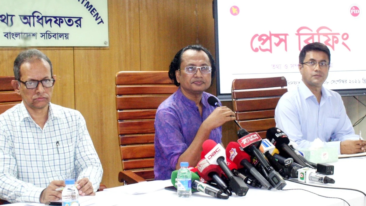 মঙ্গলবার তথ্য অধিদপ্তরের সম্মেলন কক্ষে সরকারের বিভিন্ন মন্ত্রণালয়ের কাজের অগ্রগতি ও সমসাময়িক বিষয়ে সাপ্তাহিক সংবাদ সম্মেলনে সাংবাদিকদের প্রশ্নের জবাব দেন উপদেষ্টা ডা. জাহেদ উর রহমান। ছবি: বাসস