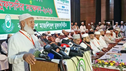 ‘জাতীয় মুফাসসির সম্মেলনে’ বক্তব্য রাখেন জামায়াতে ইসলামীর আমির ও বিরোধী দলীয় নেতা শফিকুর রহমান। ছবি: সংগৃহীত