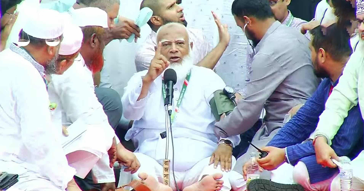 মঞ্চে পড়ে গেলেন জামায়াত আমির, বসে শেষ করলেন বক্তব্য