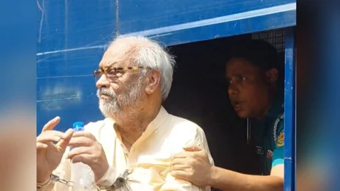 আদালত প্রাঙ্গণে প্রিজন ভ্যান থেকে নামার সময় মেজর (অব.) আখতারুজ্জামান। ছবি: সংগৃহীত