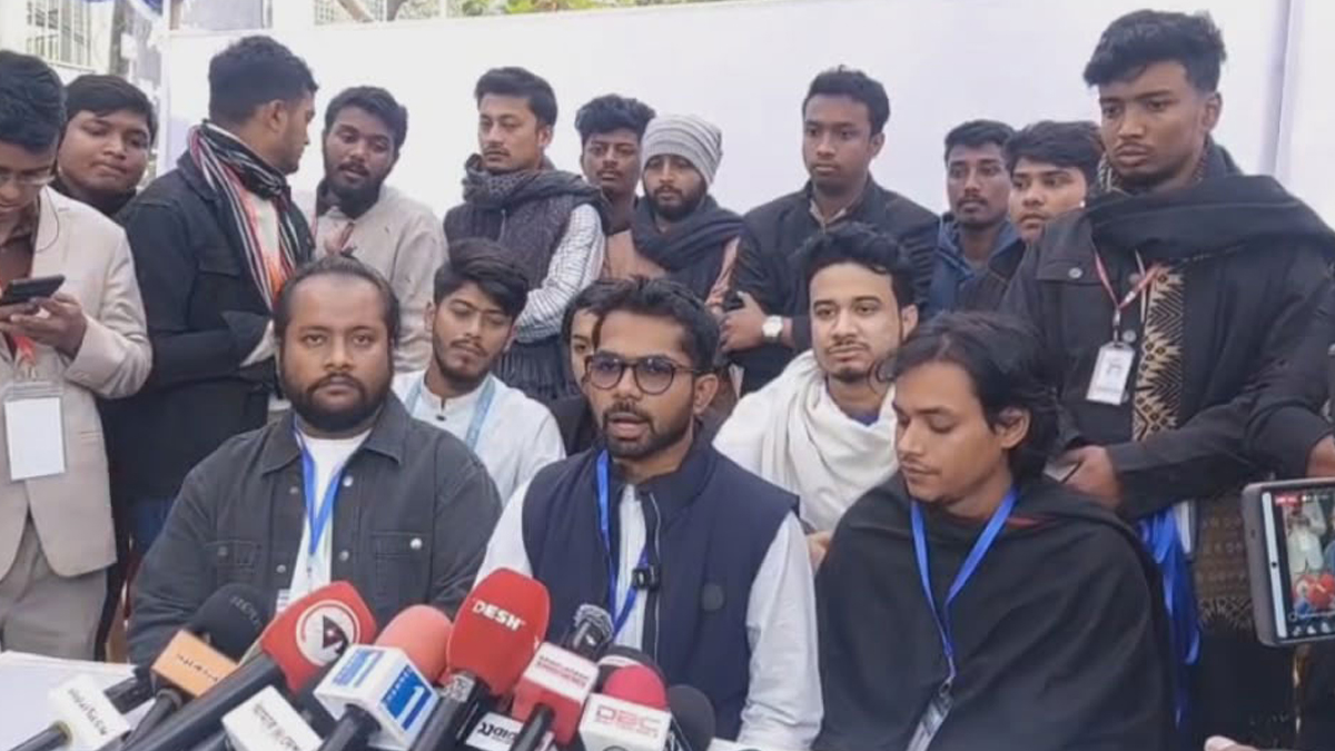 ব্যালট নম্বরের টোকেন নিয়ে ভোটকেন্দ্রে ঢুকছে— অভিযোগ ছাত্রদল সমর্থিত প্যানেলের