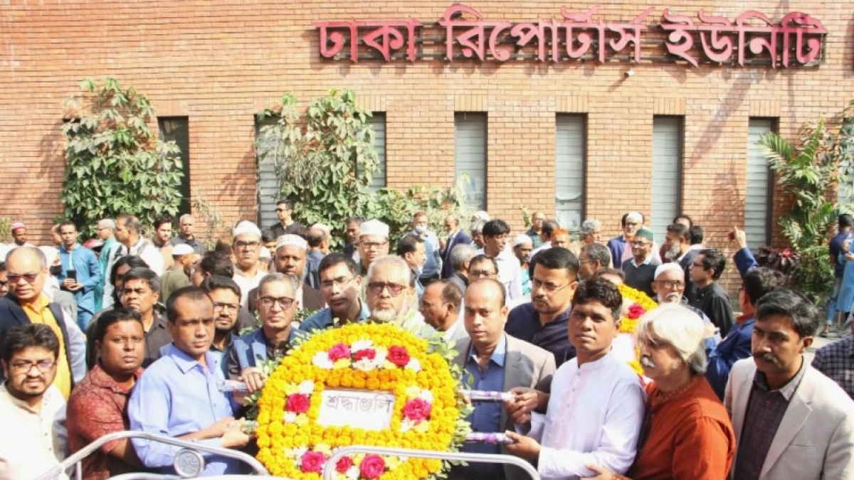 জানাজা শেষে ঢাকা রিপোর্টার্স ইউনিটি প্রাঙ্গণে ফুলেল শ্রদ্ধার মাধ্যমে শেষ বিদায় জানিয়ে তার কফিনে পুষ্পস্তবক অর্পণ করে সাংবাদিকদের বিভিন্ন সংগঠন। ছবি: সংগৃহীত