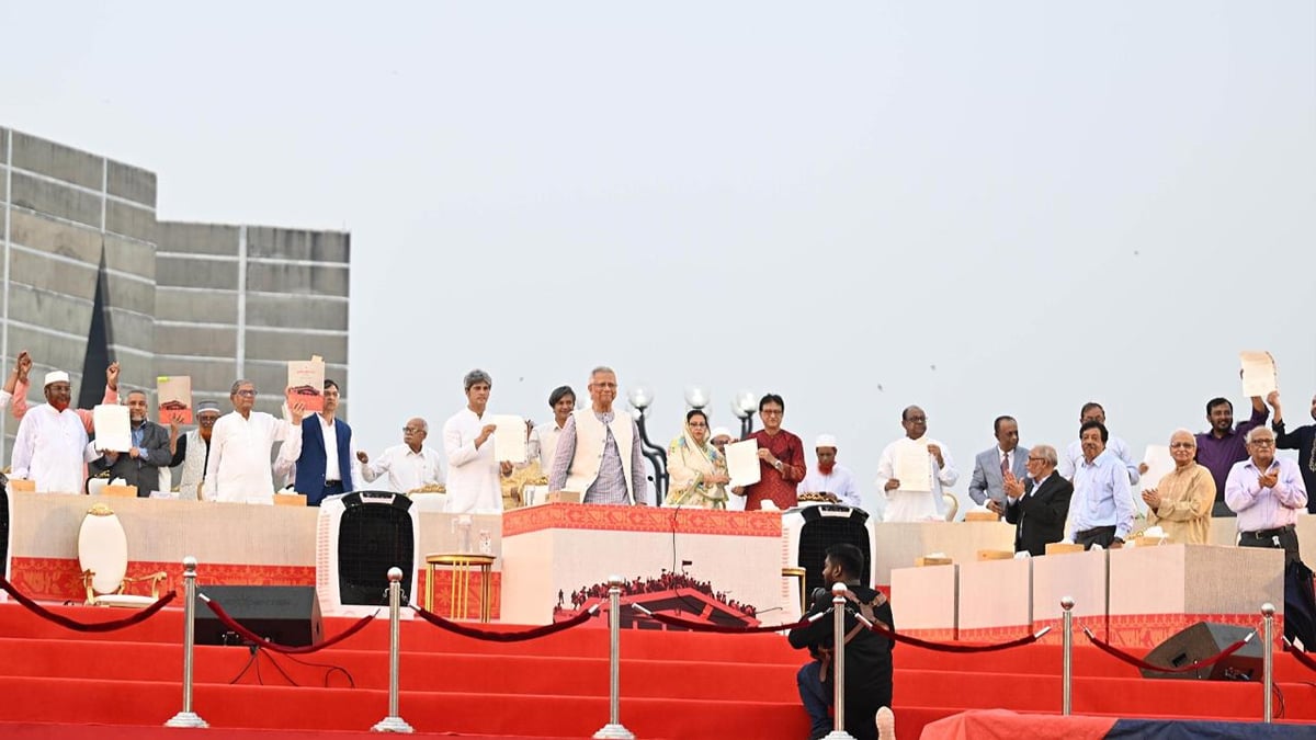 সইয়ের পর জুলাই সনদ হাতে রাজনৈতিক দলের নেতারা। ছবি: প্রধান উপদেষ্টার দপ্তর